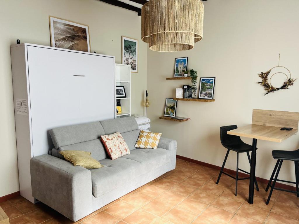 een woonkamer met een bank en een tafel bij Logement, plein centre du village de Verzy in Verzy