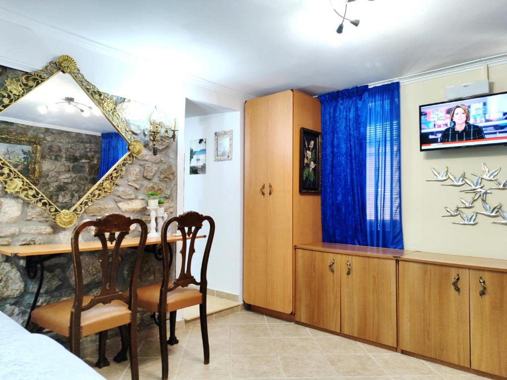 Telewizja i/lub zestaw kina domowego w obiekcie Naupactus unique harbor apartment in a stone house!
