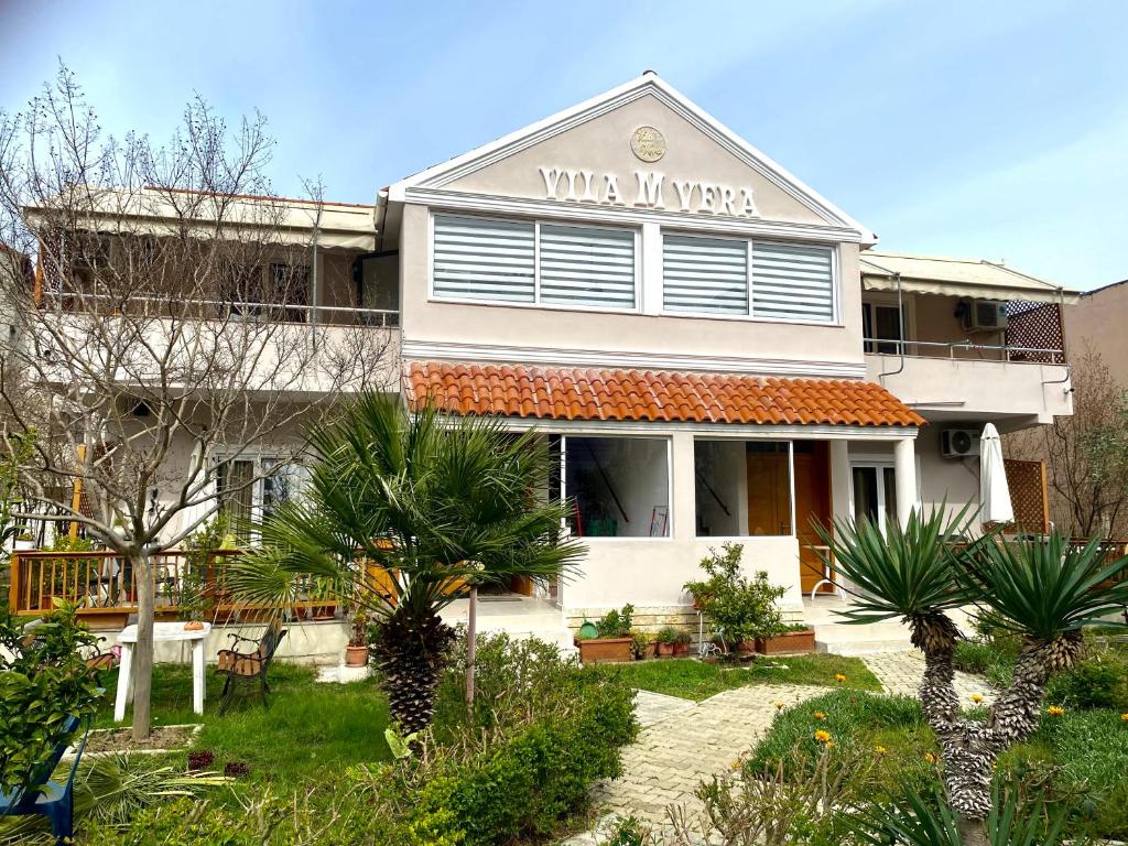 Aed väljaspool majutusasutust Vila M Vera Rooms with kitchen and Apartments