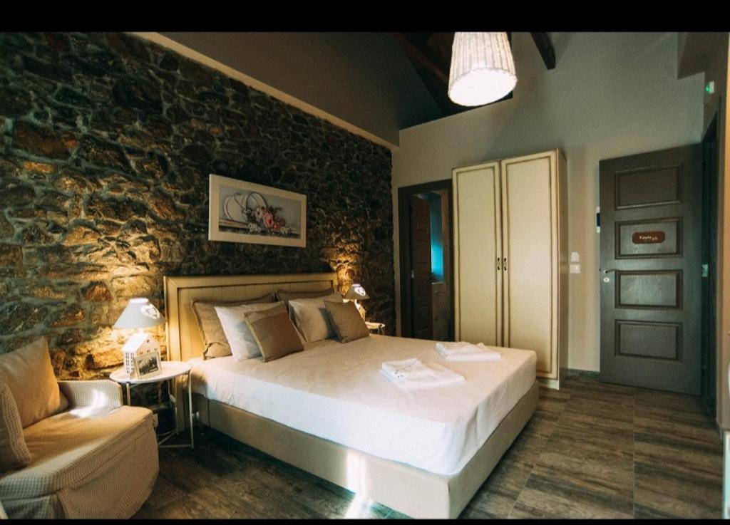Postel nebo postele na pokoji v ubytování Axiokersa Suites