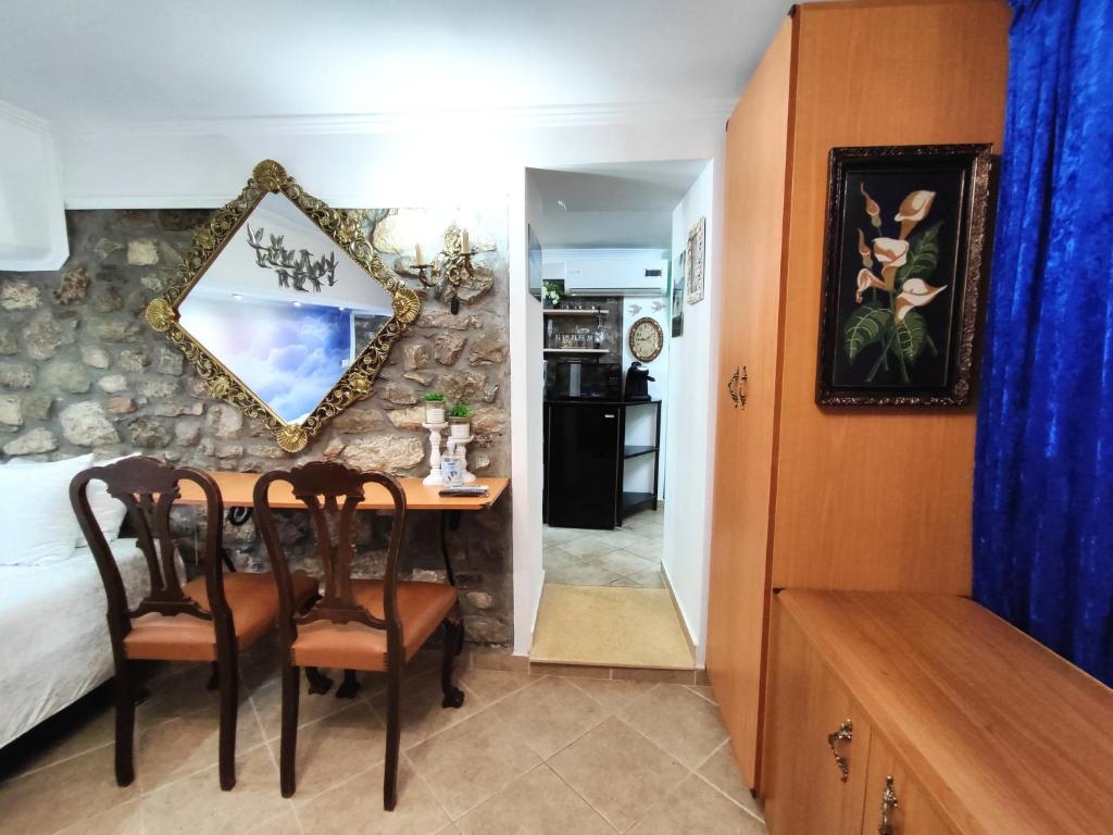 sypialnia ze stołem, krzesłami i lustrem w obiekcie Naupactus unique harbor apartment in a stone house! w mieście Nafpaktos