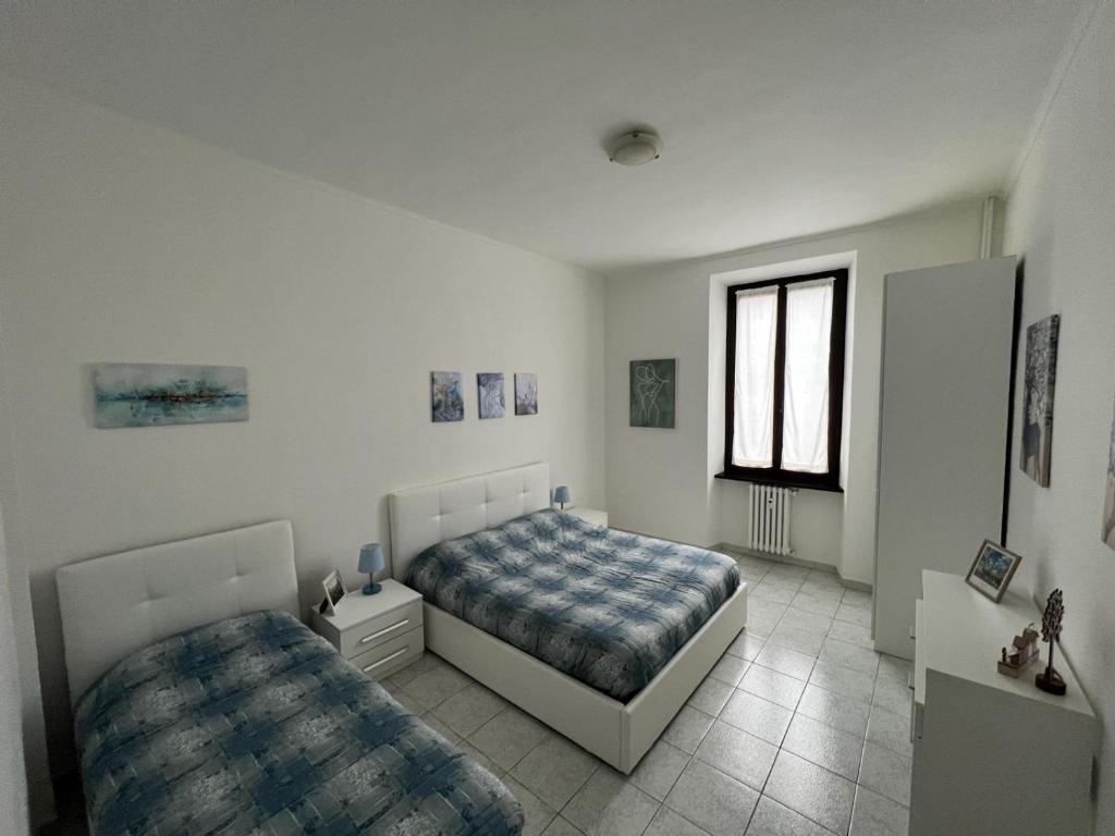1 Schlafzimmer mit 2 Betten und einem Fenster in der Unterkunft Casa Gab in Turin
