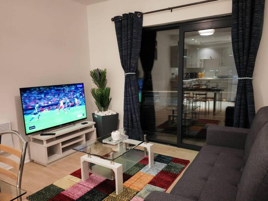 レスターにあるLeicester Luxury Apartments - Waterfrontのソファとテレビのあるリビングルーム