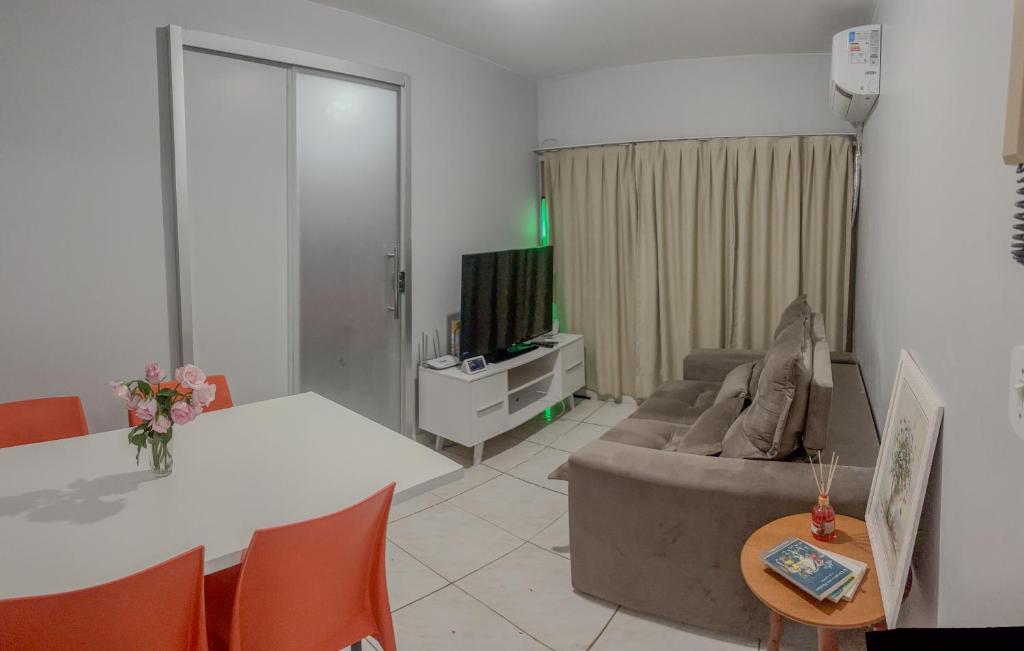 sala de estar con sofá y mesa en Refúgio Urbano, en Brasilia