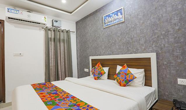 1 dormitorio con 1 cama grande y 2 almohadas en VINAYAK GUESTHOUSE, en Lucknow