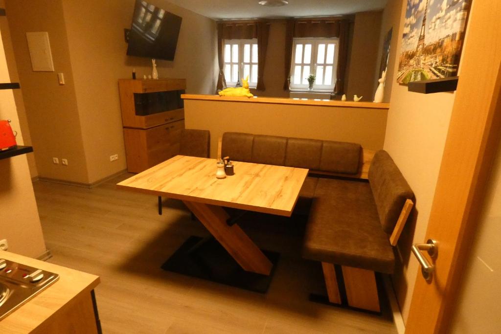 une petite cuisine avec une table en bois et un canapé dans l'établissement Paris, à Schwandorf in Bayern