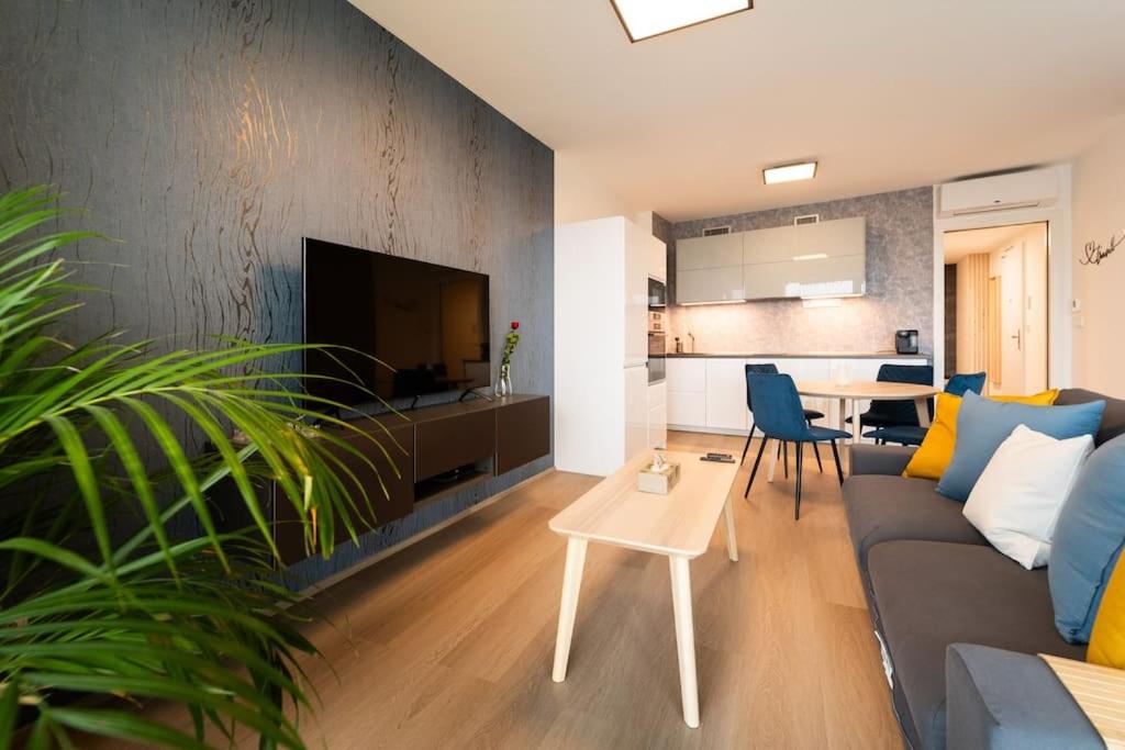 TV a/nebo společenská místnost v ubytování InSady - Studio in Brno-Center