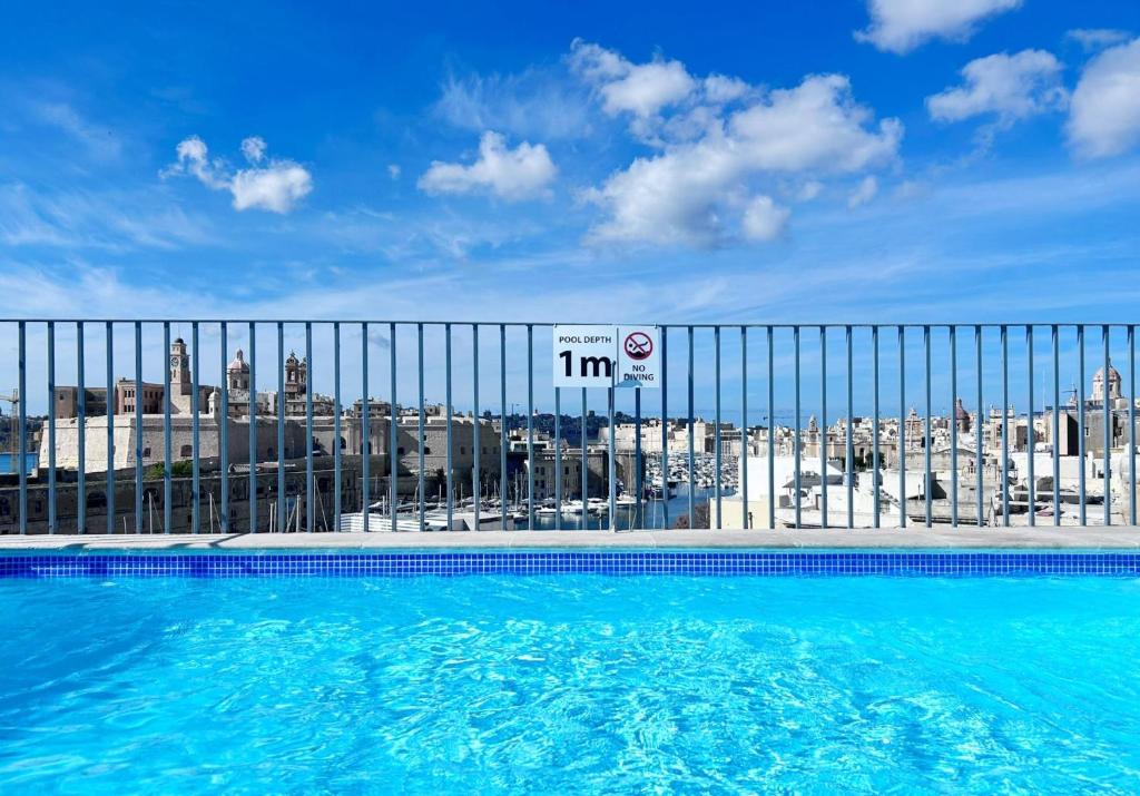 una piscina con vistas a la ciudad en Casa Birmula Boutique Hotel en Cospicua