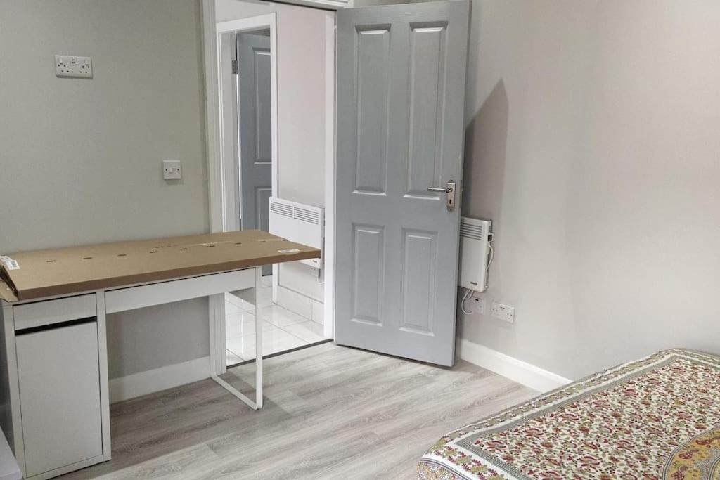 Postel nebo postele na pokoji v ubytování Studio with Private Kitchen