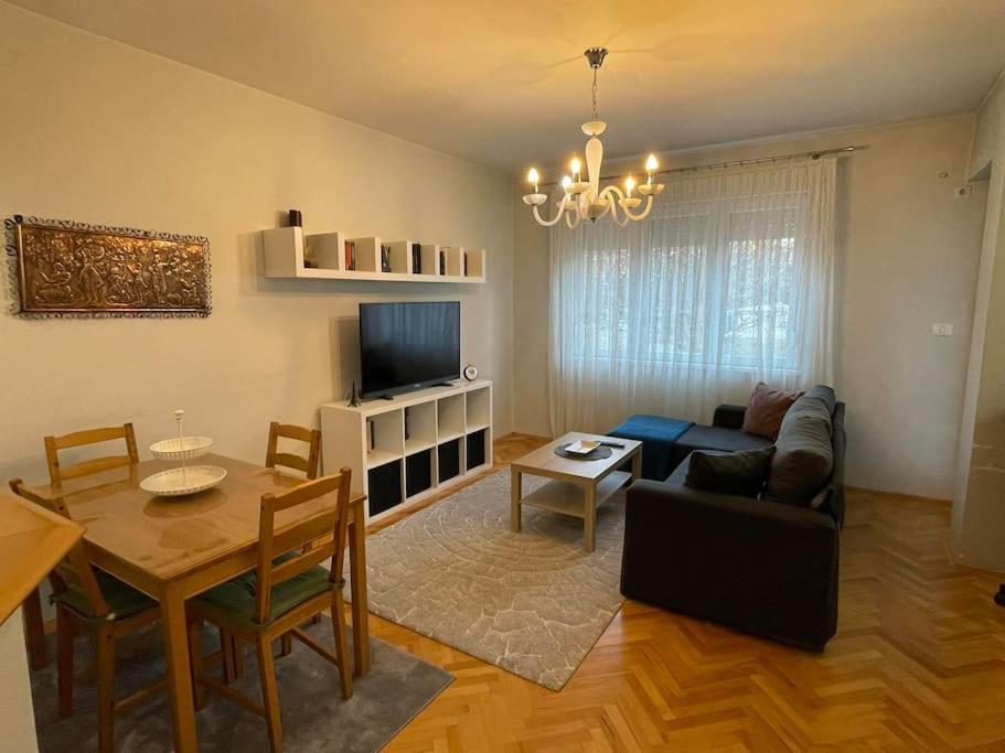 sala de estar con sofá y mesa en Ikea's style, en Skopje