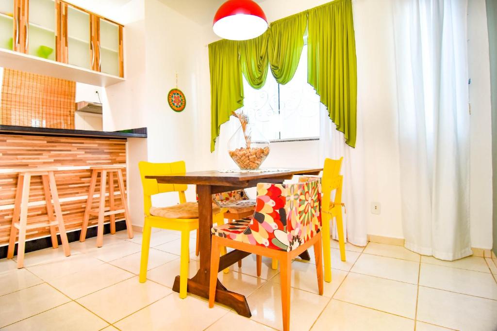 cocina con mesa de madera y sillas amarillas en Conforto e Aconchego no Rio Vermelho P2145, en Florianópolis