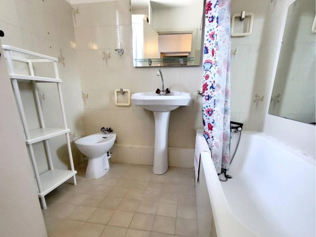 a bathroom with a sink and a toilet and a bath tub at Appartement Six-Fours-les-Plages, 2 pièces, 5 personnes - FR-1-316-118 in Six-Fours-les-Plages