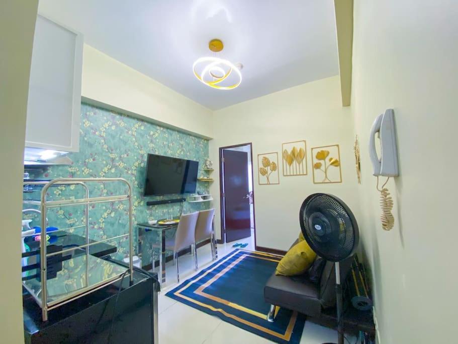 ein Zimmer mit einem Schreibtisch und ein Zimmer mit einem Zimmer in der Unterkunft Hotel & Karaoke - Jianna's Place in Manila