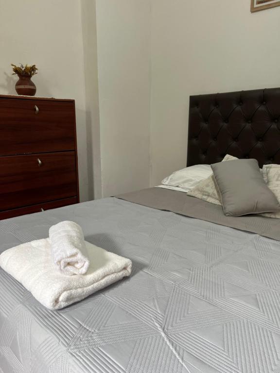 biały ręcznik siedzący na łóżku w obiekcie Clelia w mieście San Fernando del Valle de Catamarca