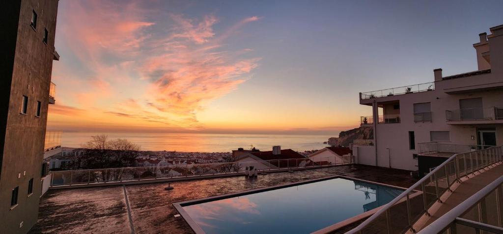 Vom Balkon eines Gebäudes genießen Sie Meerblick. in der Unterkunft Oceanview Dreamer's Delight in Nazaré