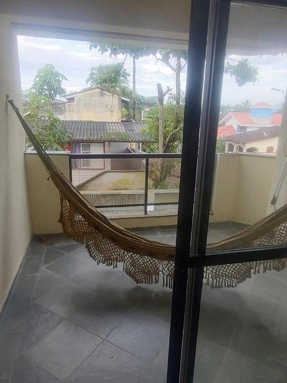 d'un hamac sur un balcon avec vue. dans l'établissement Condomínio Village Tabatinga 12, à Ubatuba