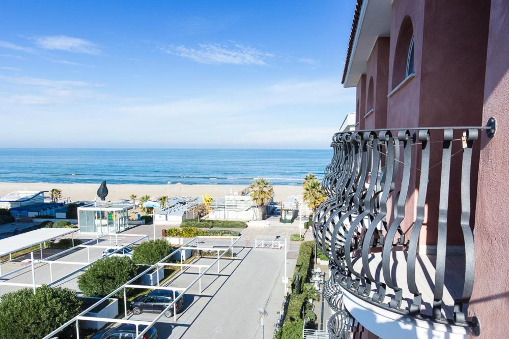 een balkon van een gebouw met uitzicht op het strand bij Hotel Trevi Riccione in Riccione