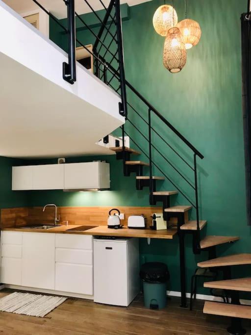 une cuisine avec un évier et un escalier dans l'établissement Au coeur du quartier historique, à Montpellier