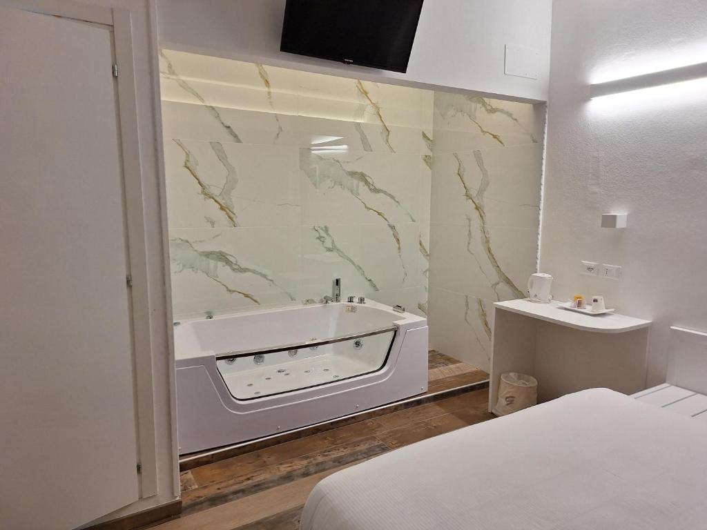 a bathroom with a bath tub in a room at Hotel Holiday- Alla Finestrella in Bologna