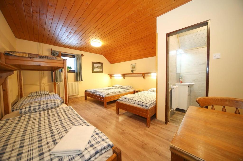Postel nebo postele na pokoji v ubytování PLANINSKA KOČA NA GOZDU