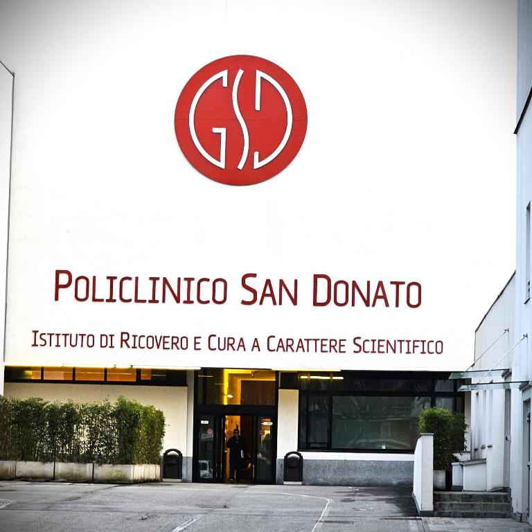 Una señal para el hospital Polishos San Domingo en BBking Appartamento Policlinico San Donato Milanese en San Donato Milanese