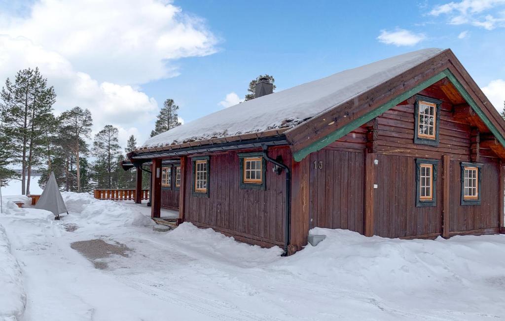 Cabaña de madera pequeña con nieve en el techo en Lovely Home In Elg With Kitchen, en Elga