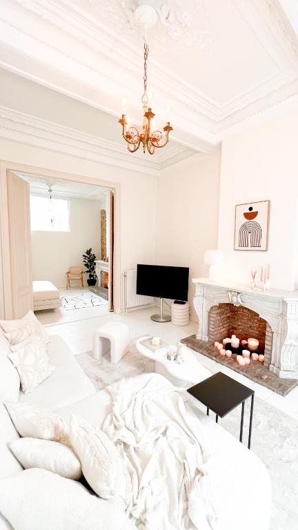 TV a/nebo společenská místnost v ubytování Mansion RL with Unique Decoration