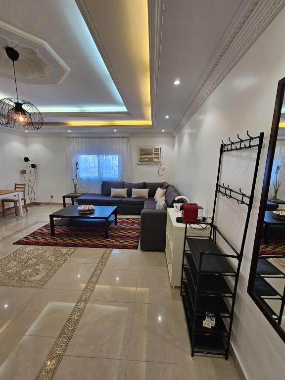 een woonkamer met een bank en een tafel bij شقة هادئة بمساحة كبيرة بحي التنعيم بمكة المكرمة غرفة نوم واحدة فقط in Murshidīyah