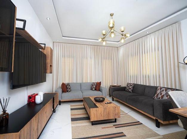 una sala de estar con un sofá y una mesa en KEUR YAYE FA, en Dakar