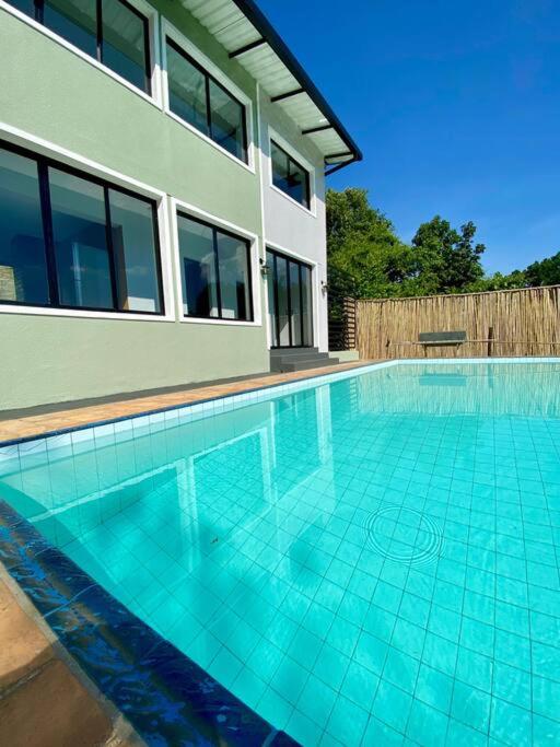 una piscina frente a una casa en Suítes Por do Sol, en Cabreúva