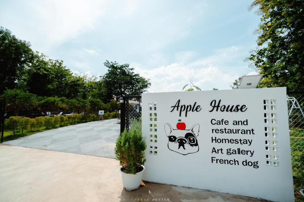 Apple house cafe في Ban Rong Fong: لافتة لبيت تفاح في معرض فني