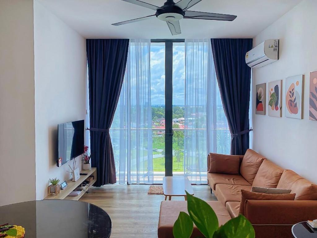sala de estar con sofá y ventana grande en Hann's Residence Homestay City View 2R2B, en Sibu