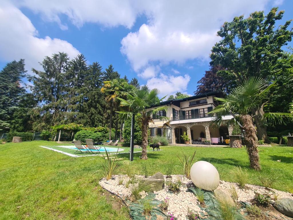 uma casa com uma palmeira no quintal em Villa Sofia em Sirtori