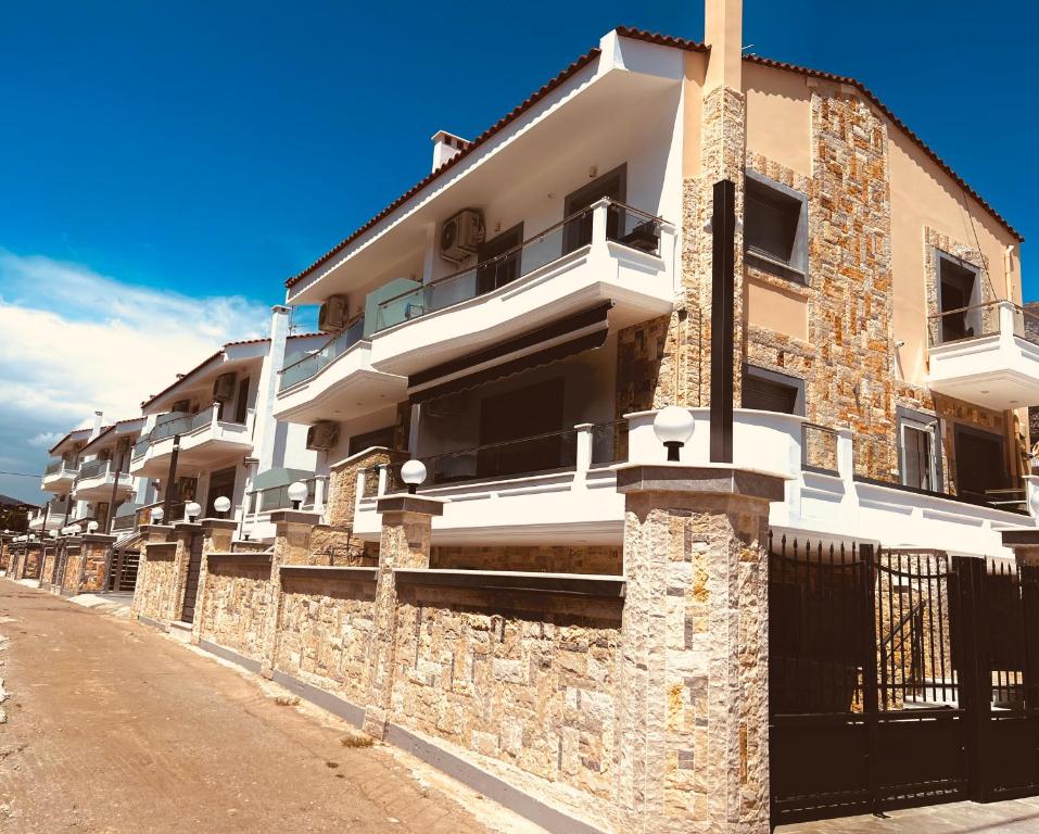 un edificio con una pared de piedra junto a una calle en ALTAVILLAS Apartment 3 DANIEL, en Kakí Vígla