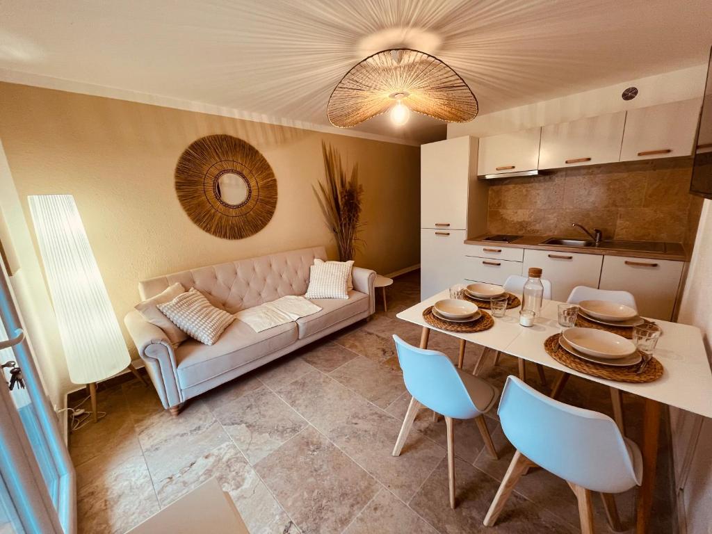 un salon avec un canapé et une table dans l'établissement L’appart de la Plage, à Saintes-Maries-de-la-Mer