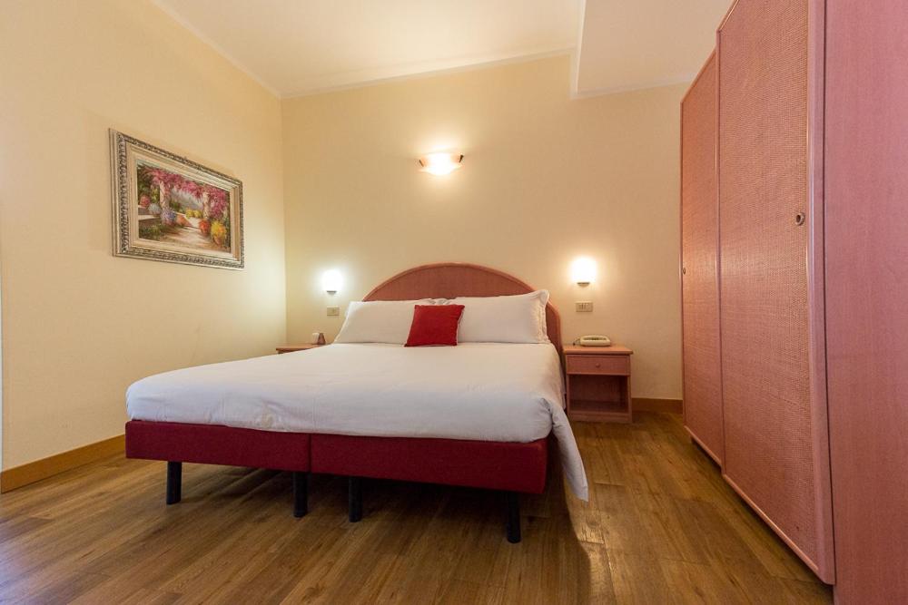A bed or beds in a room at Hotel Trevi Riccione, in centro sul mare con cucina