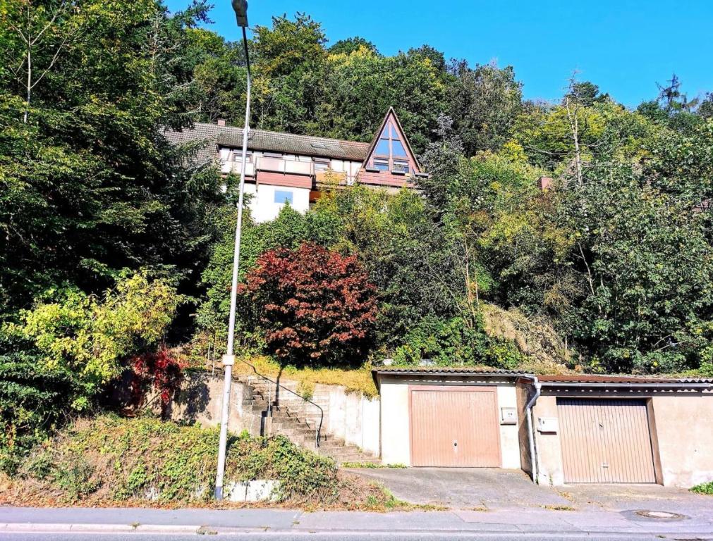 une maison au sommet d'une colline avec 2 garages dans l'établissement Haushälfte mit Jakuzzi in Frankenberg, à Frankenberg