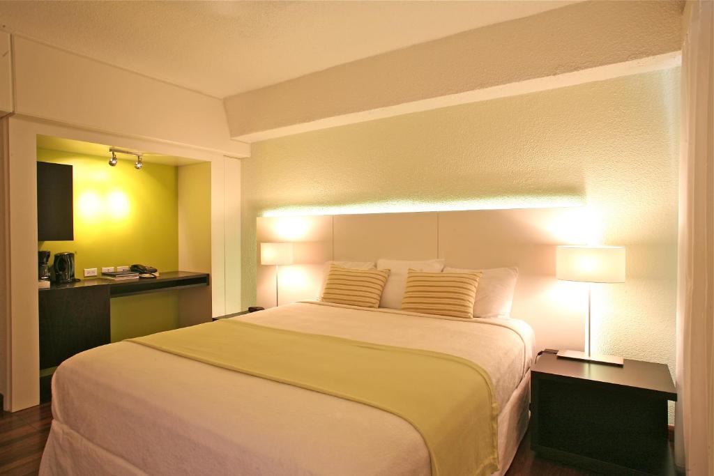 Postel nebo postele na pokoji v ubytování Holland House Beach Hotel