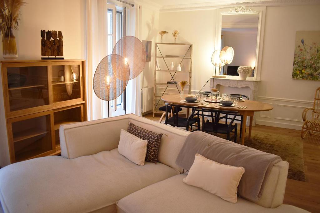 un salon avec un canapé et une table dans l'établissement Marais - Arts et Métiers, à Paris