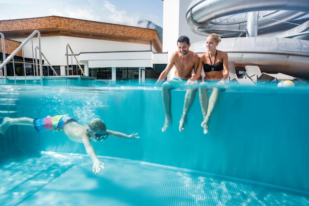 grupa ludzi pływających w basenie w obiekcie Apartments Edenhof w mieście Bad Kleinkirchheim