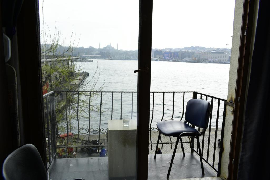 Karaköyde deniz manzaralı oda في إسطنبول: بلكونه مطله على جسم ماء