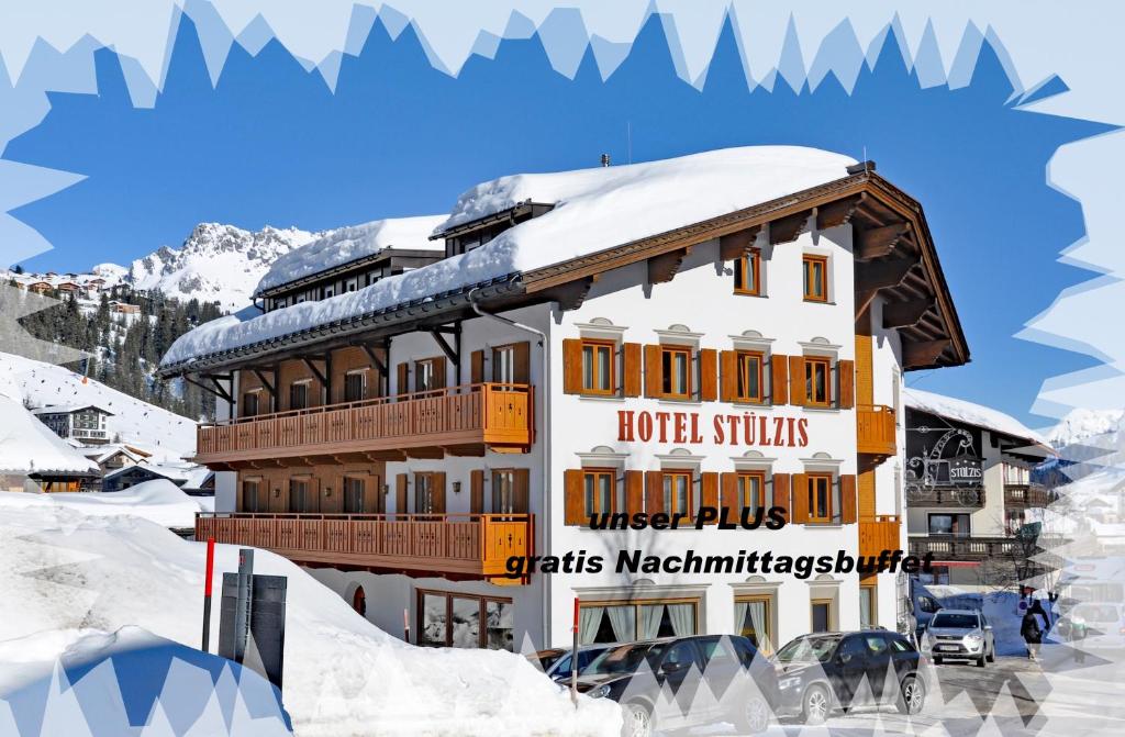 ein Hotel im Schnee in der Unterkunft Hotel Stülzis in Lech am Arlberg