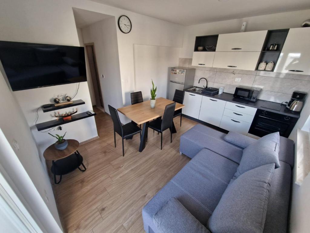Apartment Antonio with balcony near the beach