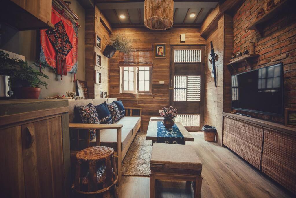 ハノイにあるMountain Dreamer's House * 3 Bedrooms * Banconyのソファとテレビのあるリビングルーム