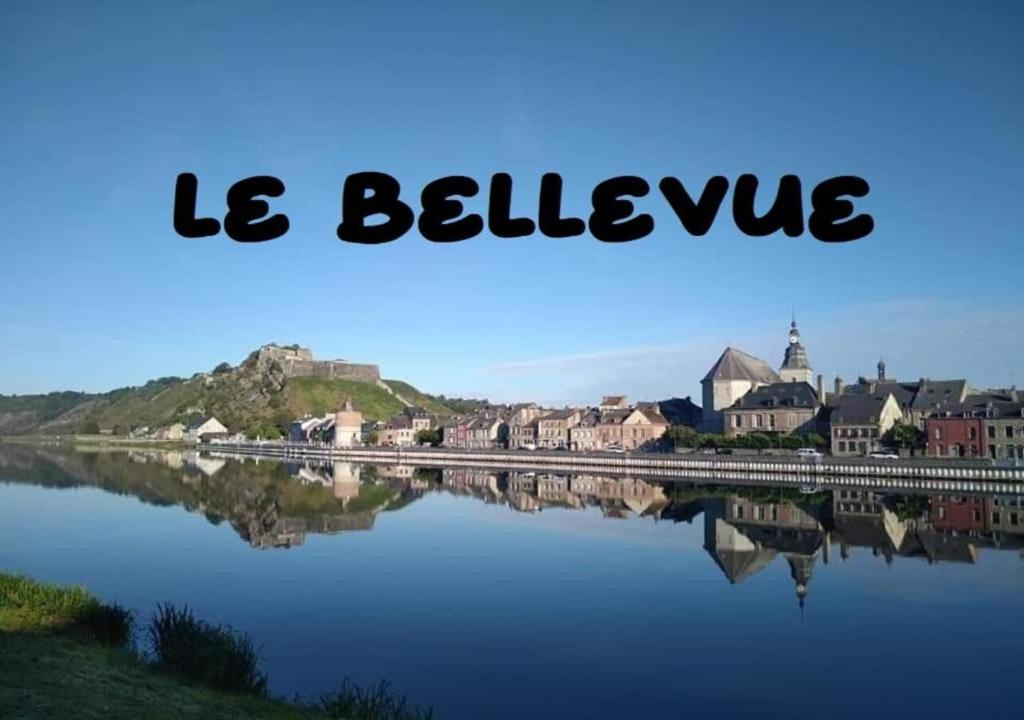 uma vista para um rio com uma cidade e as palavras que ele acredita em Le Bellevue em Givet