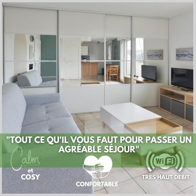 un salon avec un canapé et une table dans l'établissement Résidence Jessica à Bondoufle, à Bondoufle