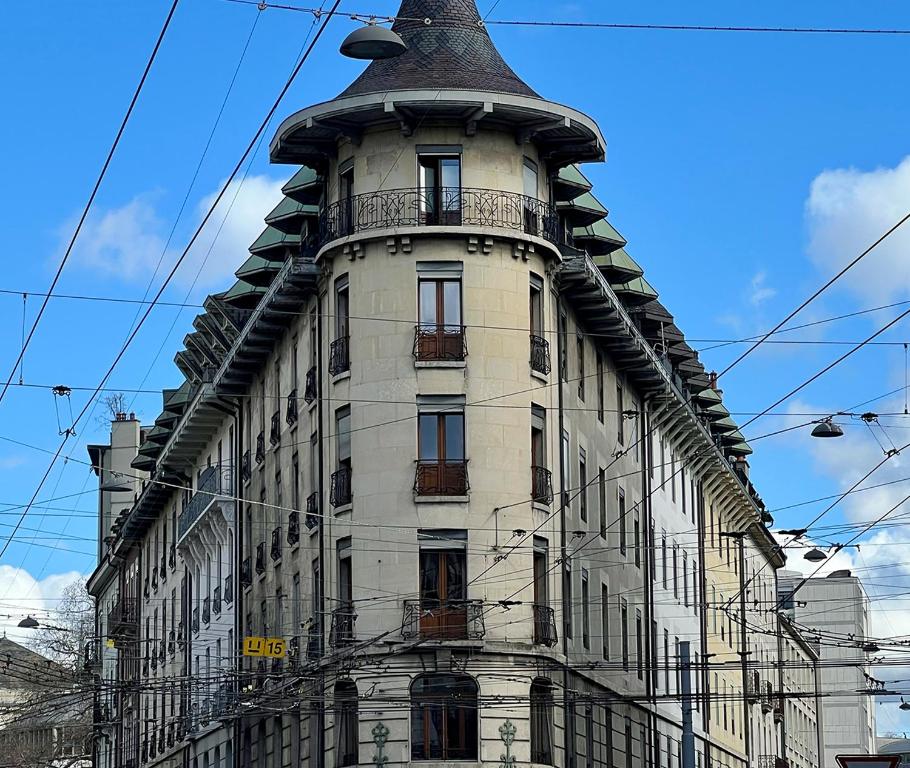 wysoki budynek z wieżą na górze w obiekcie Appartement en centre-ville w Genewie