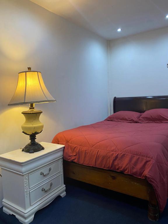 sypialnia z łóżkiem i lampką na komodzie w obiekcie Renta de habitación/cama matrimonial w mieście Monclova