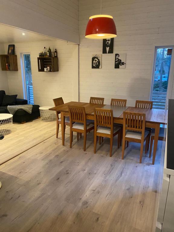 Posezení v ubytování Stuga på ö / närhet till vatten