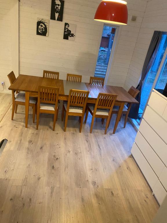 Posezení v ubytování Stuga på ö / närhet till vatten